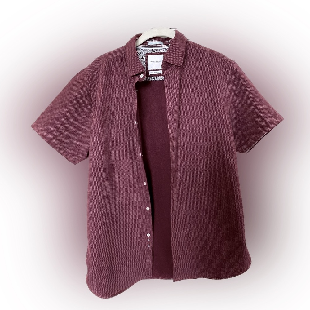 Cactus Man short sleeve polka dotted maroon and white men’s shirt. M